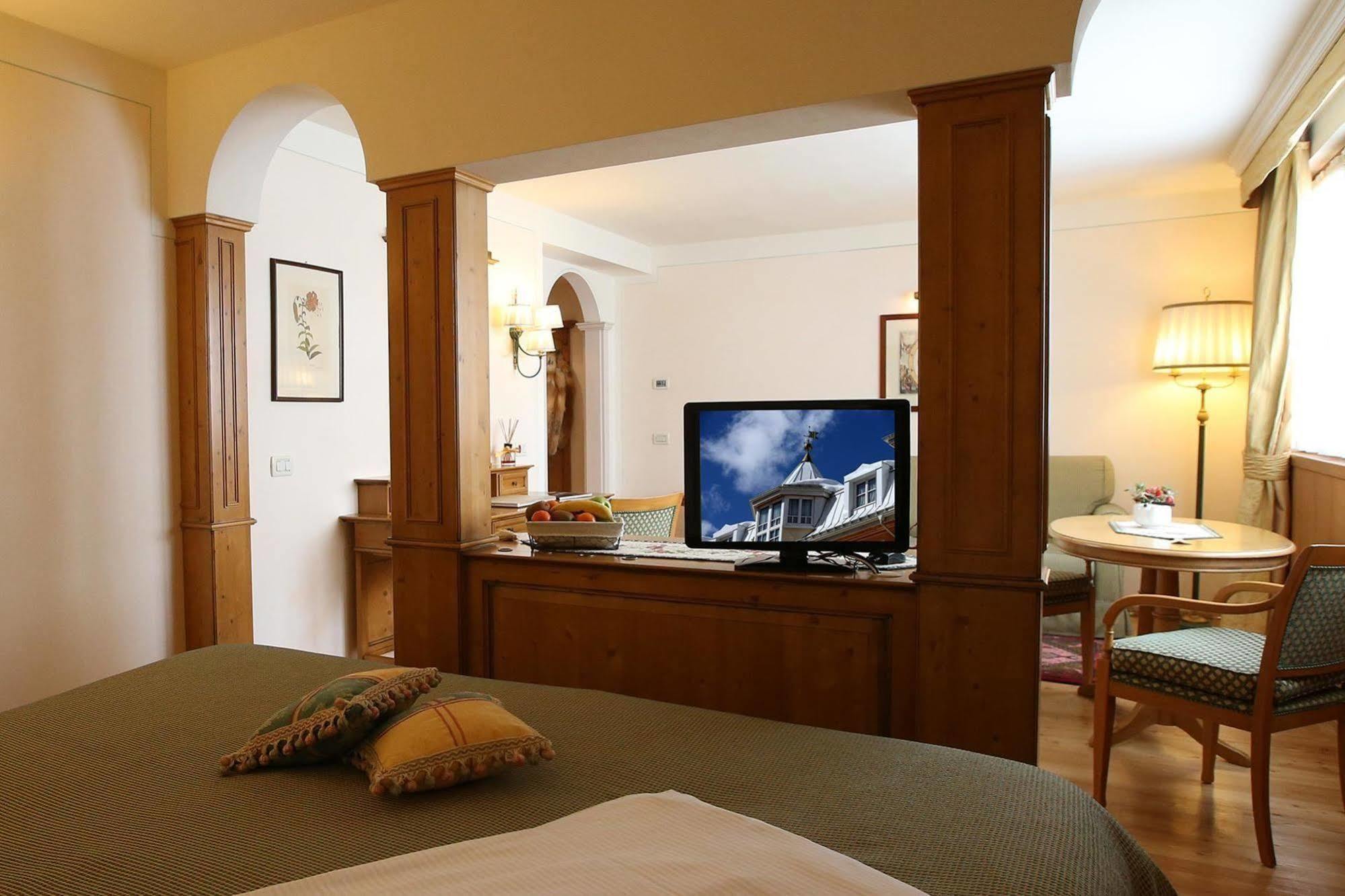 Alpen Suite Hotel Madonna Eksteriør bilde